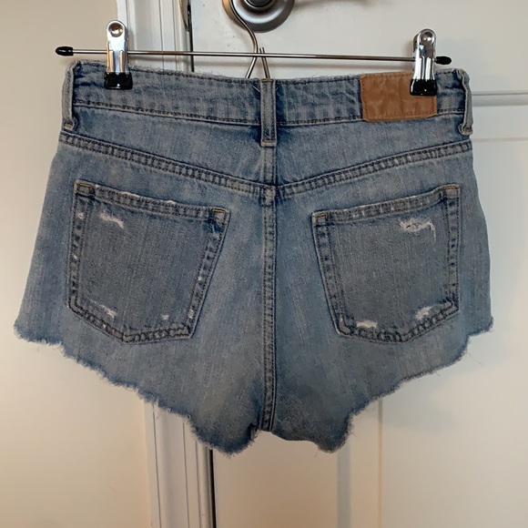 H&M distressed high rise denim jean shorts - Picture 3 of 6